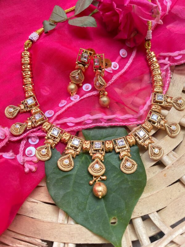 Tanirika Necklace Set